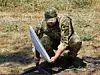 En ukrainsk soldat setter opp en Starlink-terminal. Systemet har siden starten av fullskalainvasjonen vært viktig for både sivil og militær kommunikasjon i Ukraina.