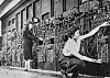 Her programmeres ENIAC, verdens første fullelektroniske datamaskin, helt uten klipp og lim fra Github. Foto: Ukjent, US Information Agency