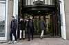Palantirs norske representant Aslak Digre tar på seg jakken på vei ut fra møtet med digitaliseringsminister Karianne Tung i november. Nye opplysninger viser at det var Digres far som opprettet kontakt med departementet.