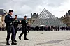 Sikkerheten er skjerpet ved Louvre etter tyveriet.