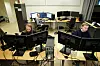 Mange skjermer: Mange av de ansatte i Difi er systemutviklere. Arbeidet foregår i den digitale verden inne på et stort antall skjermer. Håvard Tørresen (t.v.), Håvard England og Ole Petter Loftesnes (bak) jobber i denne cellen. Foto: Jørn-Arne Tomasgard