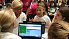 Jentene fra Vigernes skole i Lillestrøm diskuterer koding med finansminister Siv Jensen.