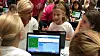 Jentene fra Vigernes skole i Lillestrøm diskuterer koding med finansminister Siv Jensen.