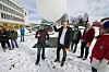 Studentene ved Moscus2011-prosjektet ved Høgskolen i Gjøvik i gang med å teste ballongen som skal brukes. Bilde: Kjell Are Refsvik, CC