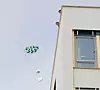 Testslipp av lasten. Øverst en fallskjerm, deretter en radarreflektor og nederst en isoporeske med mobilen inni. Bilde: Kjell Are Refsvik, CC