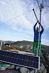 Pådriver: I tillegg til å være kommunikasjonsingeniør, en erfaren sauesanker og fjellmann, er Øystein Hennø en pådriver i teknologiutviklingen blant sauebøndene. I Lorawan-nettverket er basestasjonen satt sammen av solcellepanel, batteripakke, regulator og antennemast. Foto: Thomas Førde