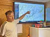 Morgenmøtet: Under ettersankingen i Nordhordland Beitelag leder Øystein Hennø morgenmøtet. Han benytter storskjerm, som viser markeringer fra sauenes radiobjeller, til planlegging av dagens leteruter i fjellet. Foto: Thomas Førde