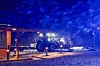 Uværet Ingunn har ført til strømbrudd som i løpet av få timer kutter mobildekningen. Her holder en traktor fast takplater som har blåst av en brakkerigg i Trondheim.