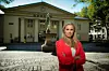 Forbrukerøkonom Silje Sandmæl i DNB mener det både er fordeler og noen ulemper med å kjøpe aksjer i selskapet du jobber i. Foto: Charlotte Jerejian