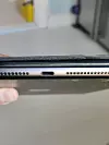 Apple har beholdt den klassiske lightningporten. Ikke avbildet er hodetelefoninngangen på iPadens toppside. Foto: Martin Braathen Røise