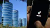 Tiktok kan bli forbudt tirsdag dersom ikke den amerikanske virksomheten blir solgt. IT-giganten Oracle som er kjent for databaser og forretningsprogramvare seiler opp som en mulig kjøper