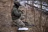 En ukrainsk soldat fra den 47. Brigade monterer en Starlink-terminal nær fronten ved Avdiivka i Donetsk-regionen. Bildet er fra februar og siden den gang har Russland overtatt kontrollen av området. Foto: Ritzau Scanpix