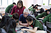 Apple-sjef Tim Cook besøker en skole i Vietnams hovedstad Hanoi våren 2024, i forbindelse med at selskapet hadde kunngjort at de ville øke investeringene i landet. Torsdag ila USA 46 prosent toll på varer fra Vietnam.