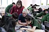 Apple-sjef Tim Cook besøker en skole i Vietnams hovedstad Hanoi våren 2024, i forbindelse med at selskapet hadde kunngjort at de ville øke investeringene i landet. Torsdag ila USA 46 prosent toll på varer fra Vietnam.