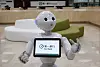 SoftBank's robot 'Pepper' vandrer rundt i lokalet, men foreløpig er Tieto sin robot bare programvarebasert.