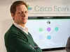 Administrerende direktør Sven Thaulow i Cisco Norge foran den norskutviklede Spark Board.