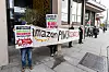 Demonstrantene mener at flere amerikanske IT-giganter har blod på hendene. Foto: Arash A. Nejad