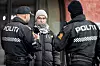 Demonstrant Espen i dialog med politiet utenfor Tollboden. Han varsler at markeringene mot Palantir vil fortsette helt til selskapet er ute av Norge. Foto: Eirik Helland Urke