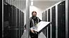 Systemadministrator Alexander Landmann henter en server fra en serverhall i et tysk datasenter. Bildet er brukt som illustrasjonsfoto og har ingen ting med den pågående konflikten i Nordland.