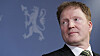 Departementet jobber med å vurdere endringer i kriteriene for bruk av bredbåndsmidler, opplyser kommunalminister Sigbjørn Gjelsvik, som håper en tilleggordning kan være på plass i løpet av noen uker.