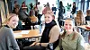 Karen Hompland (t.v.) Julie Victoria Kongsten som går førsteklasse datateknologi ved NTNU, og Nora Berg Bjørnevoll som er en av fire videregåendejenter med på turen.