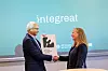 Arnoldo Frigessi skal lede Integreat, Norsk senter for kunnskapsdrevet maskinlæring. Her får han plaketten som viser at senteret er et senter for fremragende forskning, fra administrerende direktør i Norges forskningsråd Mari Sundli Tveit. Foto: Are Thunes Samsonsen