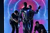 Tre menn måtte til for å trille roboten som er 'svært nær det som skal komme i produksjon' ut på scenen. Skjermbilde: Tesla