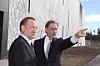 Norgessjef Gisle M. Eckhoff (t.v.) i Digiplex etterlyste redusert el-avgift da miljøministeren gjestet åpningen på Fet. Styreleder Byrne Murphy i den amerikanske datasenterbedriften var fløyet over fra USA for anledningen.