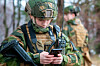 Posisjonsdata på villspor kan være skadelig for mange, inkludert personer i Forsvaret. Soldaten på bildet har ingenting med datalekkasjen å gjøre.
