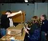 Her åpner NSAs operatører en pakke fra Cisco for å plante spionutstyr. Bildet er fra lekkede NSA-dokumenter datert 2010. Nå vil selskapet skjule hvem som mottar forsendelsene, i et forsøk på å bygge tillitt blant kundene.