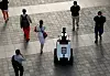 Den autonome roboten «Xavier» patruljerer et kjøpesenter mandag 6. september. Prøveperioden vil vare i tre uker. Foto: EDGAR SU/Reuters via NTB
