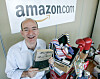 Amazon-gründer Jeff Bezos på tiårsjubileum i 2005 med boken Fluid Concepts and Creative Analogies, den aller første varen selskapet solgte på nett. Bare ett år etter dette bildet ble tatt startet den store transformasjonen fra nettbutikk til skygigant med lanseringen av S3 og EC2.