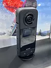 Insta360 er en serie avanserte action- og 360-graders kameraer, kjent for sine innovative funksjoner som sømløst videoopptak i alle retninger. Foto: Wikimedia Commons / Kyu3a
