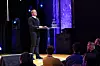 Eivind Helgaker lar ikke dårlige dager vises utad. Her snakker han fra scenen under Icce-awards. Foto: Ice