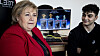 Statsminister Erna Solberg (H) spiller sammen med Diakon Staae etter åpningen av Norges første e-sportshus på Disen i Oslo tirsdag.