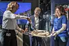 Sabelkutt: Nedleggelsen av Canal Digital Kabel merket og videreføringen av T-We plattformen ble feiret med kake. Kappet med 'sabel' Foto: Odd R. Valmot