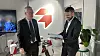 Øystein E. Søreide (t.v.) i Abelia overrakte en papirutgave av vekstplanen de har laget til næringsminister Jan Christian Vestre. Vestre gir uttrykk for at han liker mye i rapporten, men han kan ikke love at de får gjennomført alt.