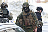 Bombeeksperter fra Forsvaret på jobb sammen med politiet i Trondheim i februar. Nå skal de ta i bruk mobilnettet til Telenor i tillegg til annet sambandsutstyr.