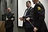 Justis- og innvandringsminister Tor Mikkel Wara (Frp) klipper nettverkskabel for å markere åpningen av NC3. Foto: Marius Jørgenrud