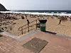 Fiberkabelen kommer i land på denne stranden i Baskerland. Det står «fiberoptisk kabel» på lokket i forkant av bildet. Foto: Pål Unanue-Zahl