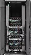 Bildet viser baksiden av et 80 cm rack med 48 bladservere, med ryddig kabling og strømforsyning delt i en A- og en B-side.
