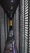 Innsiden av en tape-robot hos Evry. Hver av tapene som vises på sidene rommer 2,7 terabyte med data. Det er fem taper i dybden.