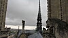 Spiret og store deler av taket til Notre-Dame i Paris ble ødelagt i brannen mandag. Fotografert er tatt fra foten av det ene tårnet i 2014.