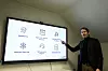 DIGITALISERING: Daglig leder Stian Færøy viser et organisasjonskart som forteller mye om aktiviteten i divisjonen Symbit som er bygget opp på siden av kjerneaktiviteten med programvareutvikling for skipsbransjen. Bilde: Jørn-Arne Tomasgard