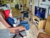 Å ha noen som kan hjelpe med digitale oppgaver, ser ut til å være en forutsetning for at eldre ikke skal leve i et utenforskap i dagens samfunn, sier forskere ved NOVA ved Oslo Met.Modellklarert.Foto: Gorm Kallestad / NTB