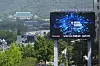 En skjerm med informasjon om KI-møtet i Sør-Koreas hovedstad Seoul tirsdag.
