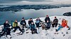 På Dalsnuten. Fra venstre: Tone Aardal, (Lydtekniker under opptak, men ansatt i Altibox), Atle Bråthen (Regi/Innspillingsleder, Kulturkompaniet), Andreas Bru Eide (Fotograf, Moxey), Thea Tysnes (Plan B), Line Kjærran Norling (Regi/ Innspillingsleder, Kulturkompaniet), Arne Bru Haug (Fotograf, Moxey), Geir M. Grannes (Strategisk Rådgiver, Altibox), Solveig Kloppen (Programleder, Plan B). Nede fra venstre: Tor Morten Osmundsen (Administrerende direktør, Altibox), Håvard Hanasand (Fotograf/ Droneoperatør, Moxey))