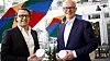 Administrerende direktør Thomas Skjelbred i Altibox og Googles norgessjef, Jan Grønbech, med hver sin lille Google Wifi-enhet.