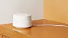Hvorvidt den runde, hvite plastboksen fra Google er pen å se på, er det nok delte meninger om. Men hvis alternativet er en svart firkant med antenner stående ut og til værs, kan det jo være den foretrekkes. Foto: Altibox