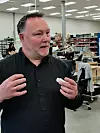 Administrerende direktør Terje Lillemo holder i det lille produktet på 28 gram. Foto: CTM Lyng